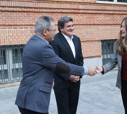 La Princesa recibe el saludo del presidente de Cruz Roja Española, Francisco Javier Senent, a su llegada a la sede central de Cruz Roja Española