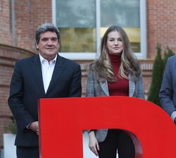 La Princesa junto al ministro de Inclusión, Seguridad Social y Migraciones y al presidente de Cruz Roja Española