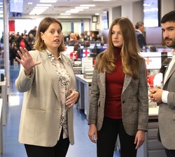 La Princesa de Asturias recibe explicaciones durante su visita a la Cruz Roja