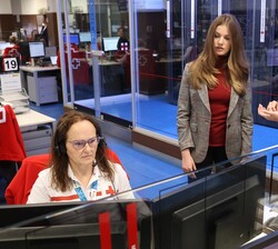 Doña Leonor en el Centro de Operaciones de Cruz Roja