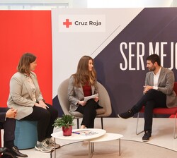Doña Leonor en la conversación sobre las actividades y proyectos que desarrollan los jóvenes voluntarios en Cruz Roja