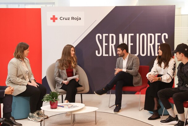Doña Leonor en la conversación sobre las actividades y proyectos que desarrollan los jóvenes voluntarios en Cruz Roja