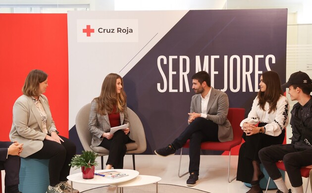 Doña Leonor en la conversación sobre las actividades y proyectos que desarrollan los jóvenes voluntarios en Cruz Roja