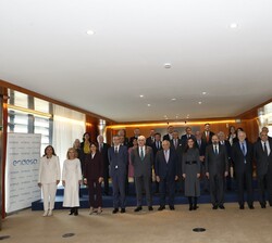 Su Majestad la Reina jnunto a los miembros del Patronato de la Fundación FAD Juventud