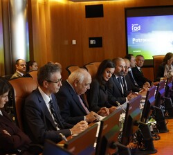 La Reina durante la reunión del Patronato de la Fundación FAD Juventud