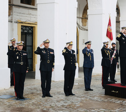 Su Majestad el Rey recibe Honores de Ordenanza a su llegada al Acuartelamiento de San Carlos