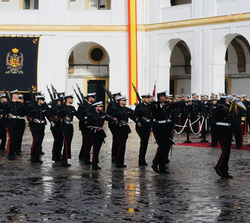Su Majestad el Rey durante el desfile de unidades de Infantería de Marina