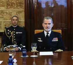 Su Majestad el Rey en la Sala de Banderas durante la presentación sobre el Tercio de la Armada a cargo del general jefe del Tercio Armada de Infanterí