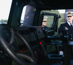 Su Majestad el Rey observa un vehículo utilizado por la Infantería de Marina