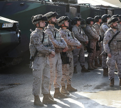 Su Majestad el Rey conversa con unos militares de Infantería de Marina