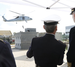 Su Majestad el Rey durante la demostración dinamica en la que pudo comprobar la operatividad de las unidades del Tercio de Armada
