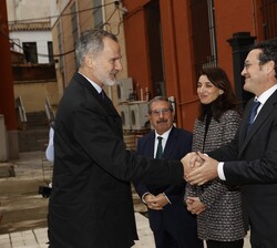 El Rey a su llegada al Paraninfo de la Universidad Complutense de Madrid es recibido por las autoridades