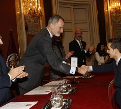 El Rey entregó la medalla académica y el diploma de la orden de concesión de la Cruz Distinguida de Segunda Clase de San Raimundo de Peñafort a Tomás 