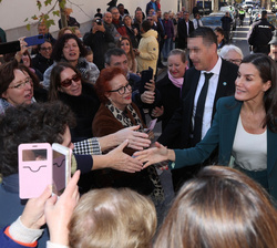 Su Majestad la Reina saluda a su llegada a la sede del Rectorado de la Universidad de Granada