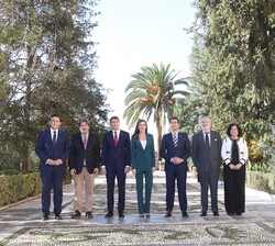 Su Majestad la Reina a su llegada con las autoridades prensentes en el acto