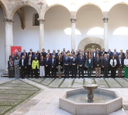 Su Majestad la Reina con los directores de los centros del Instituto Cervantes y el equipo directivo del Instituto