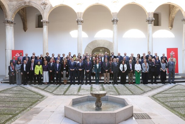 Su Majestad la Reina con los directores de los centros del Instituto Cervantes y el equipo directivo del Instituto