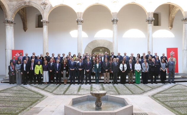 Su Majestad la Reina con los directores de los centros del Instituto Cervantes y el equipo directivo del Instituto
