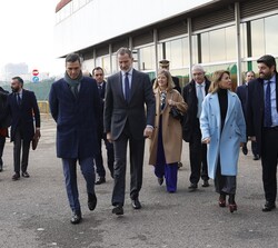 Don Felipe se dirige hacia el interior de la estación de Madrid-Chamartín donde le espera el tren inaugural de Alta Velocidad a Murcia