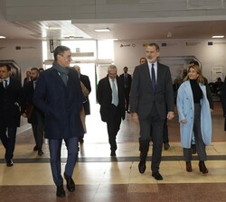 Don Felipe, acompañado de las autoridades que lo recibieron a su llegada, en el interior de la estación de Madrid-Chamartín