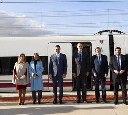 Fotografía de grupo con las autoridades que le esperaban a su llegada a la estación de Alta Velocidad de Elche, entre ellos, el presidente de la Gener