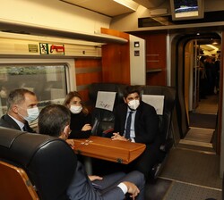 Su Majestad el Rey durante el trayecto del tren inaugural de Alta Velocidad hacia Murcia