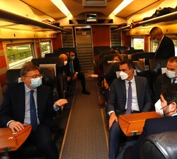 Su Majestad el Rey acompañado del presidente del Gobierno, la ministra de Transportes, Movilidad y Agenda Urbana y los presidentes de la Generalitat V