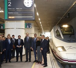 Don Felipe, en la Estación de Murcia del Carmen, a su lado, el tren de Alta Velocidad en el que se desplazó desde Madrid y que efectuó parada en Elche