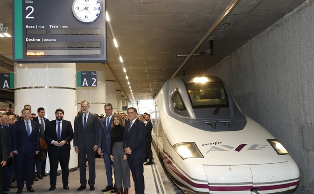 Don Felipe, en la Estación de Murcia del Carmen, a su lado, el tren de Alta Velocidad en el que se desplazó desde Madrid y que efectuó parada en Elche