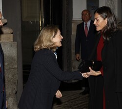 Su Majestad la Reina recibida a su llegada por la vicepresidenta primera del gobierno y ministra de Asuntos Económicos y Transformación Digital, Nadia