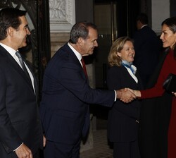 Su Majestad la Reina recibida a su llegada por el secretario general Iberoamericano, Andrés Allamand