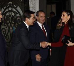 Su Majestad la Reina recibida a su llegada por el presidente del BBVA, Carlos Torres