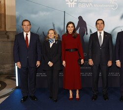 Su Majestad la Reina acompañada por las autoridades