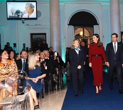 Su Majestad la Reina a su llegada al Patio de Columnas