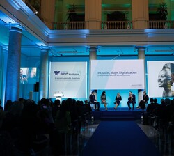 Vista general del Patio de Columnas durante el panel titulado "Inclusión, mujer, digitalización y medición para disminuir brechas y pobreza"