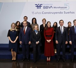 Su Majestad la Reina con las autoridades y los participantes en el panel y la mesa redonda