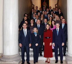 Su Majestad la Reina acompañada por las autoridades y trabajadores de la Fundación Microfinanzas BBVA