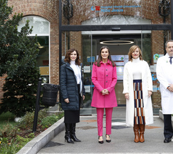 Su Majestad la Reina a su llegada al hospital junto a la presidenta de la Comunidad de Madrid, la ministra de Educación y Formación Profesional y el d