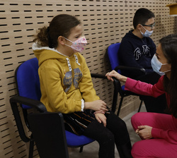 Su Majestad la Reina conversa con una niña participante en el proyecto "Yo Cuento"