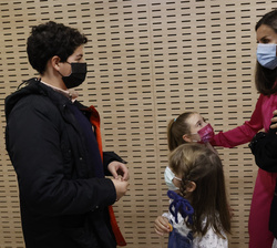 Su Majestad la Reina conversa con unos niños participantes en el proyecto "Yo Cuento"