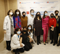 Fotografía de grupo de Su Majestad la Reina con los promotores del proyecto "Yo Cuento"