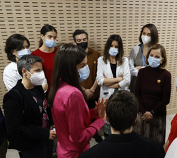 Su Majestad la Reina conversa con los promotores del proyecto "Yo Cuento" y los familiares de los niños participantes