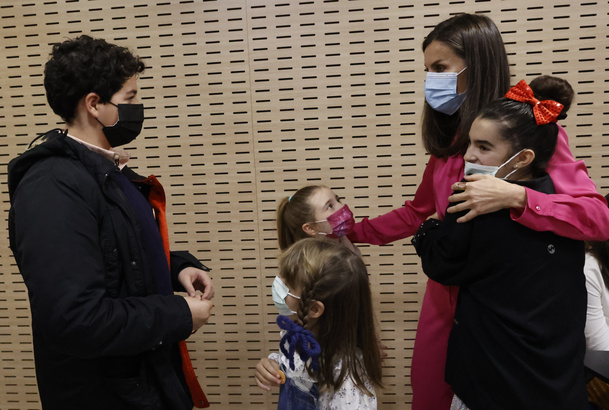Su Majestad la Reina conversa con unos niños participantes en el proyecto "Yo Cuento"