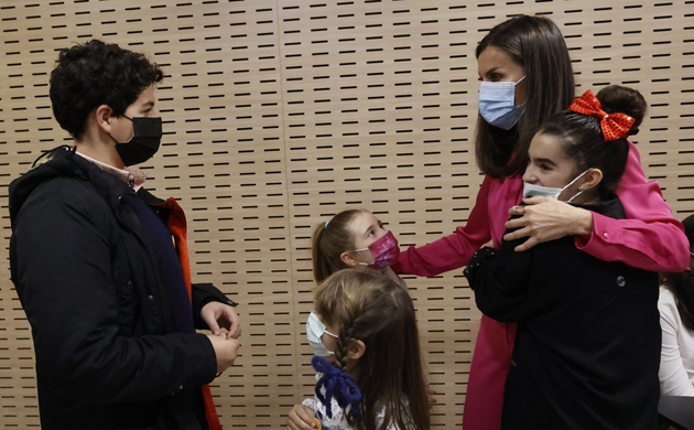 Su Majestad la Reina conversa con unos niños participantes en el proyecto "Yo Cuento"