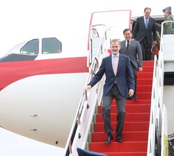 Su Majestad el Rey acompañado por el ministro de Asuntos Exteriores, Unión Europea y Cooperación, José Manuel Albares, a su llegada a la Base Aérea de