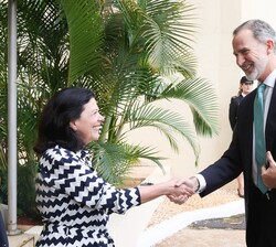 Su Majestad el Rey recibido por la embajadora de España en la República Federativa de Brasil, María Del Mar Fernández-Palacios, a su llegada a la resi