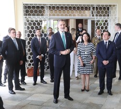 Don Felipe dirige unas breves palabras durante el encuentro en la Embajada de España en la República Federativa de Brasil