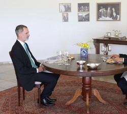 Su Majestad el Rey durante el almuerzo con el Presidente de la República Portuguesa, Marcelo Rebelo de Sousa