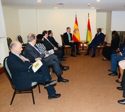 Vista general de la sala del encuentro entre Su Majestad el Rey y el Presidente de la República de Guinea-Bisáu, Umaro Sissoco, acompañados por las de