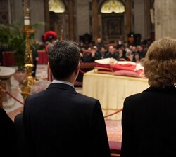 La Reina Doña Sofía durante el momento de oración frente al cuerpo del Santo Padre, Benedicto XVI